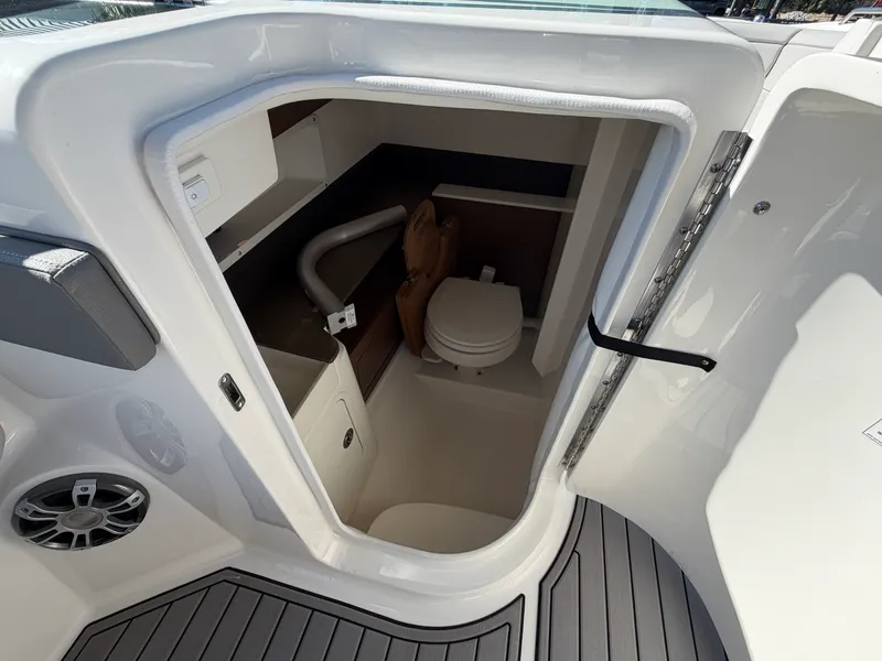 Slide: The Image of Sea Ray 290 SDX 2023 - 20