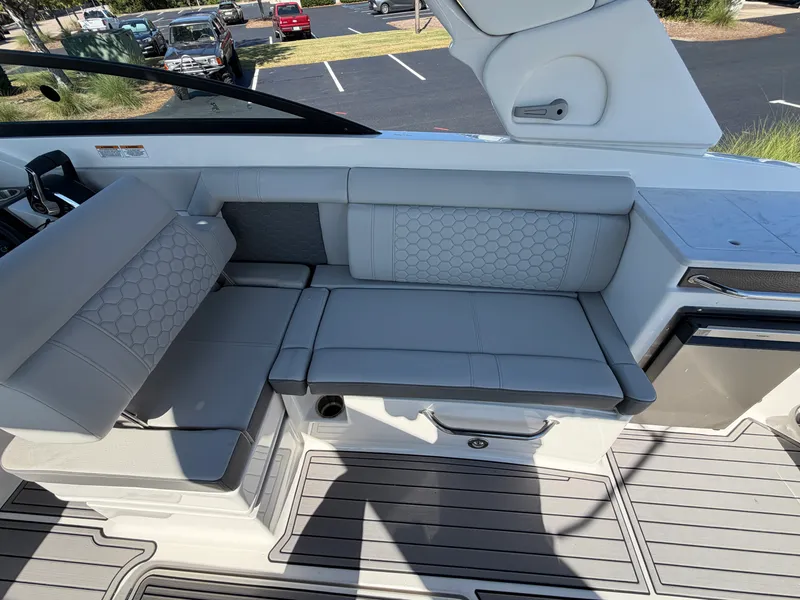 Slide: The Image of Sea Ray 290 SDX 2023 - 16