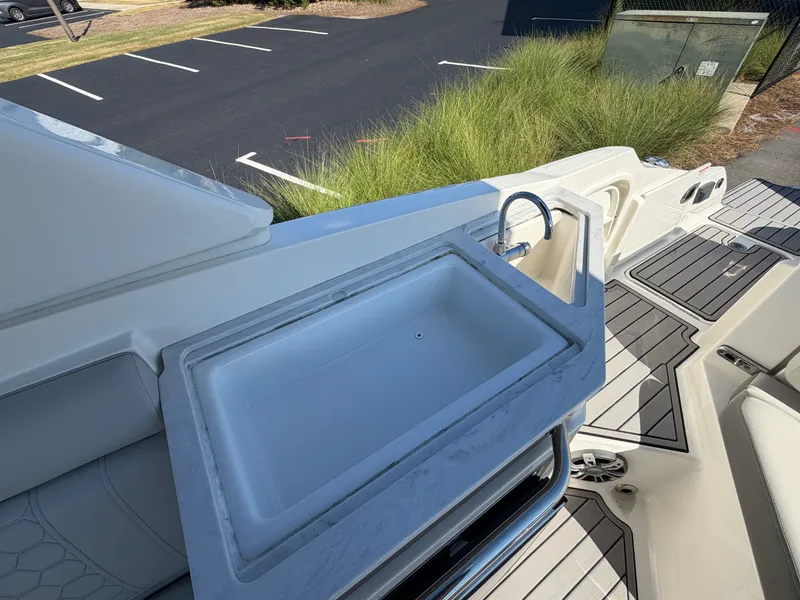 Slide: The Image of Sea Ray 290 SDX 2023 - 11