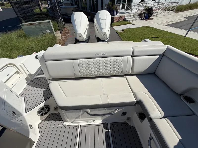 Slide: The Image of Sea Ray 290 SDX 2023 - 12