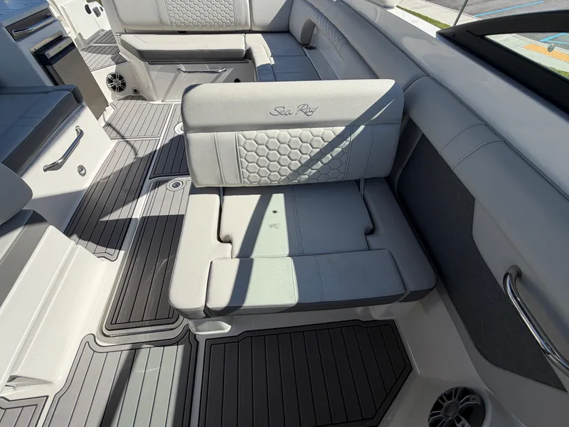 Slide: The Image of Sea Ray 290 SDX 2023 - 19