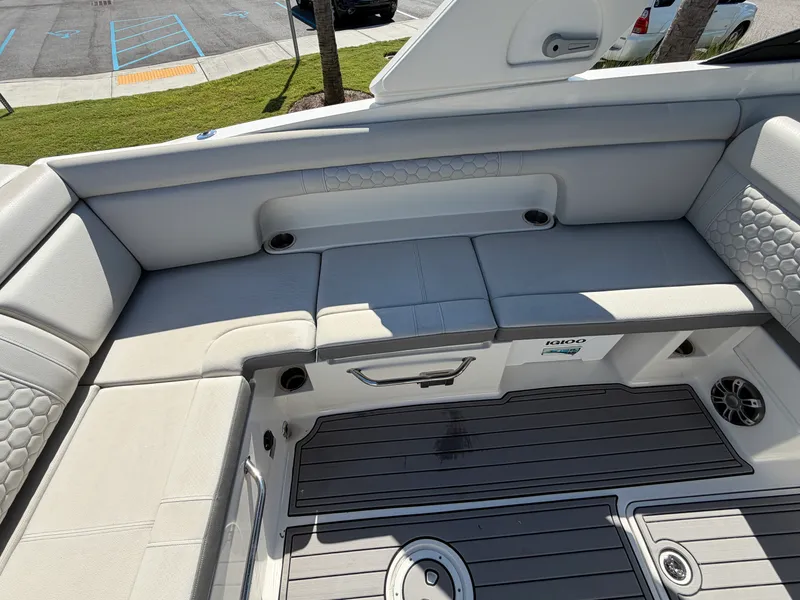 Slide: The Image of Sea Ray 290 SDX 2023 - 13