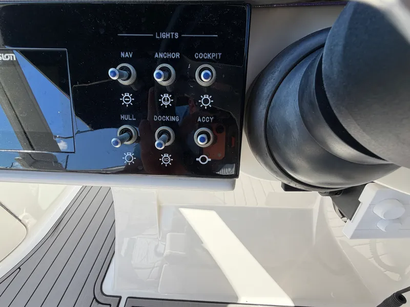 Slide: The Image of Sea Ray 290 SDX 2023 - 25