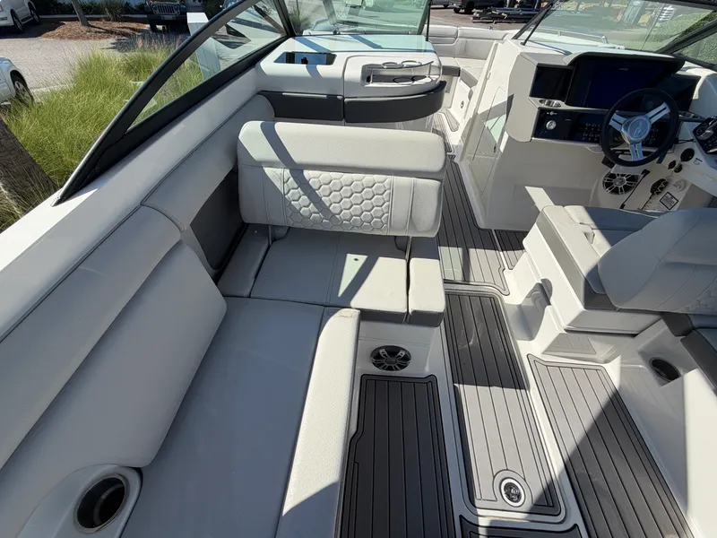Slide: The Image of Sea Ray 290 SDX 2023 - 17