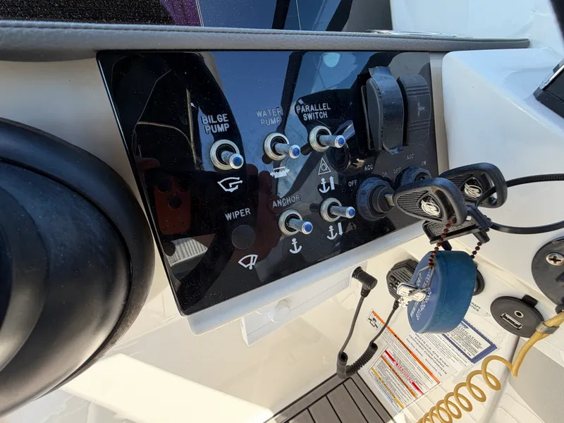 Slide: The Image of Sea Ray 290 SDX 2023 - 24