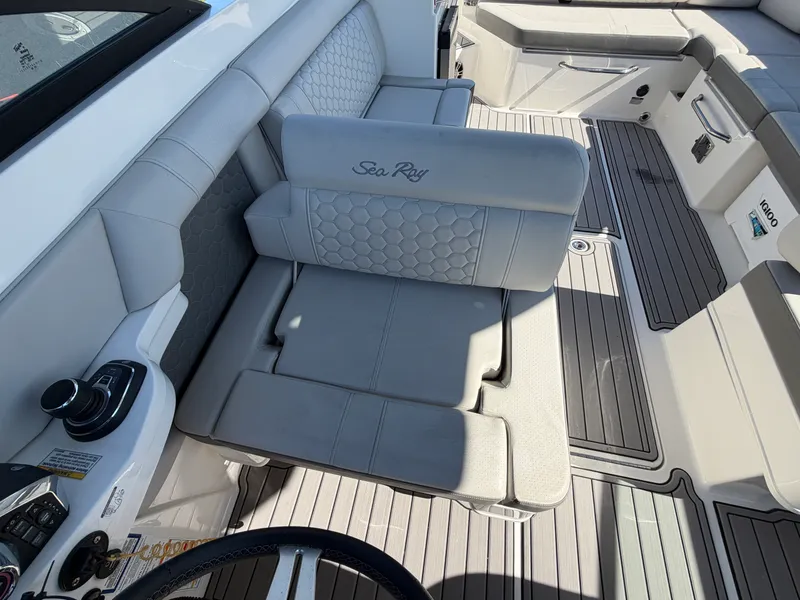 Slide: The Image of Sea Ray 290 SDX 2023 - 18