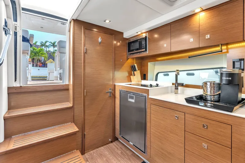 Slide: The Image of Cruisers 390 Express Coupe 2018 - 30