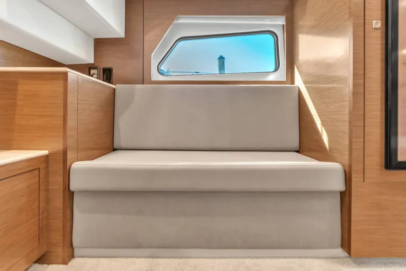 Slide: The Image of Cruisers 390 Express Coupe 2018 - 34
