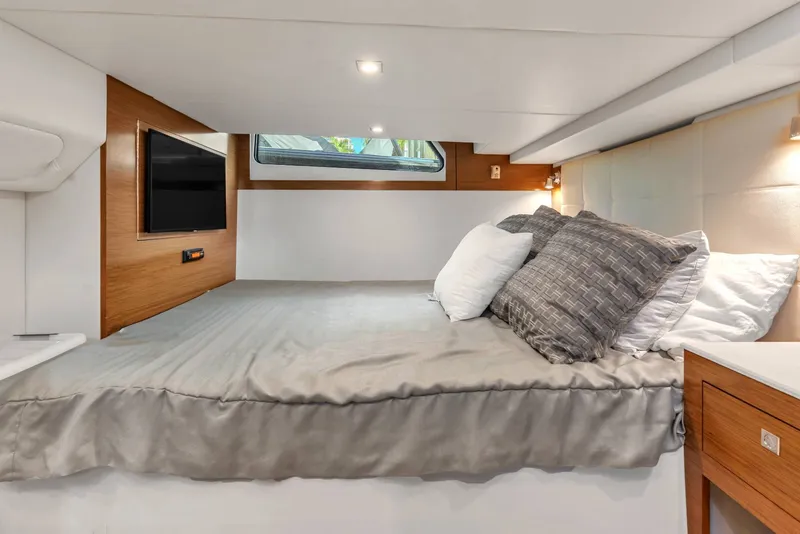 Slide: The Image of Cruisers 390 Express Coupe 2018 - 33