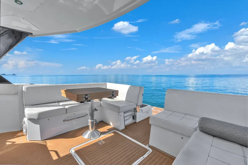 Slide: The Image of Cruisers 390 Express Coupe 2018 - 20