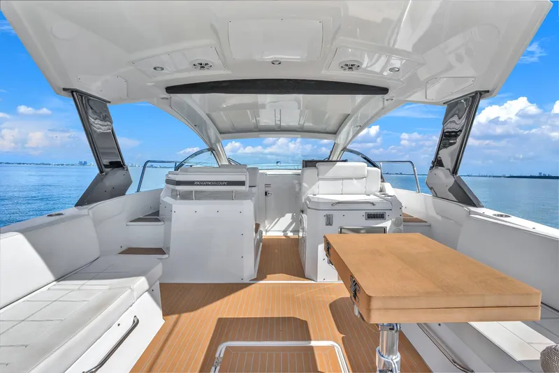 Slide: The Image of Cruisers 390 Express Coupe 2018 - 21