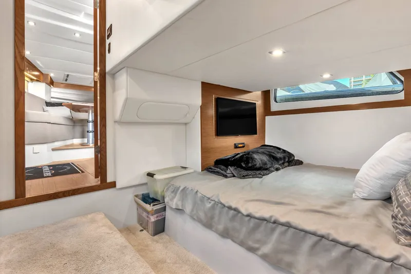 Slide: The Image of Cruisers 390 Express Coupe 2018 - 35