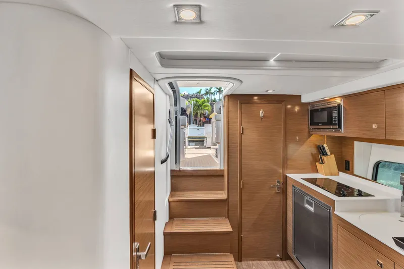 Slide: The Image of Cruisers 390 Express Coupe 2018 - 29