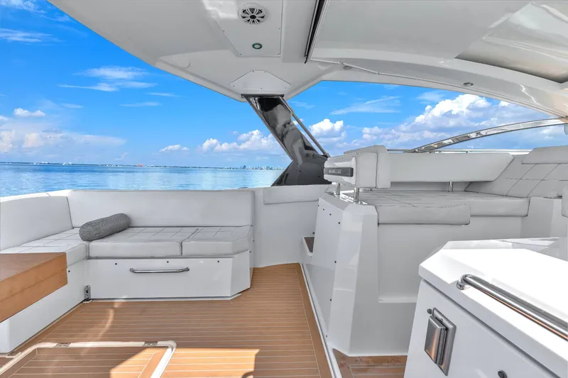 Slide: The Image of Cruisers 390 Express Coupe 2018 - 23