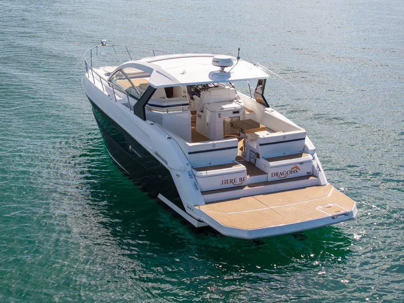 Slide: The Image of Cruisers 390 Express Coupe 2018 - 15