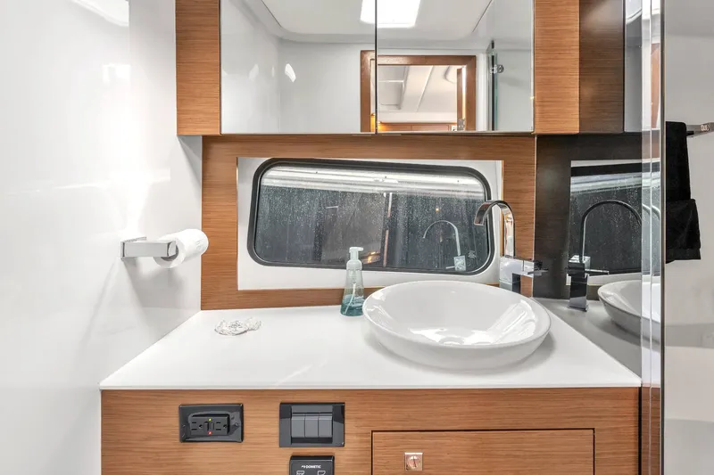 Slide: The Image of Cruisers 390 Express Coupe 2018 - 38