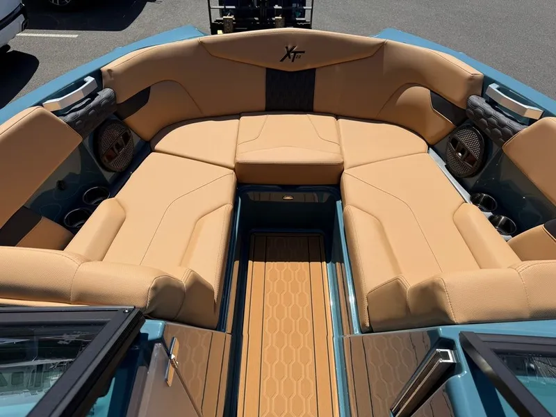 Slide: The Image of MasterCraft XT22 2025 - 18