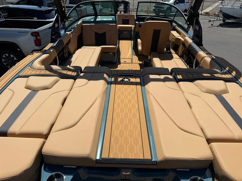 Slide: The Image of MasterCraft XT22 2025 - 8