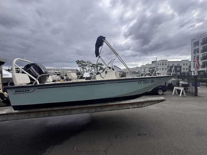 Slide: The Image of Boston Whaler 17 MONTAUK 2022 - 3