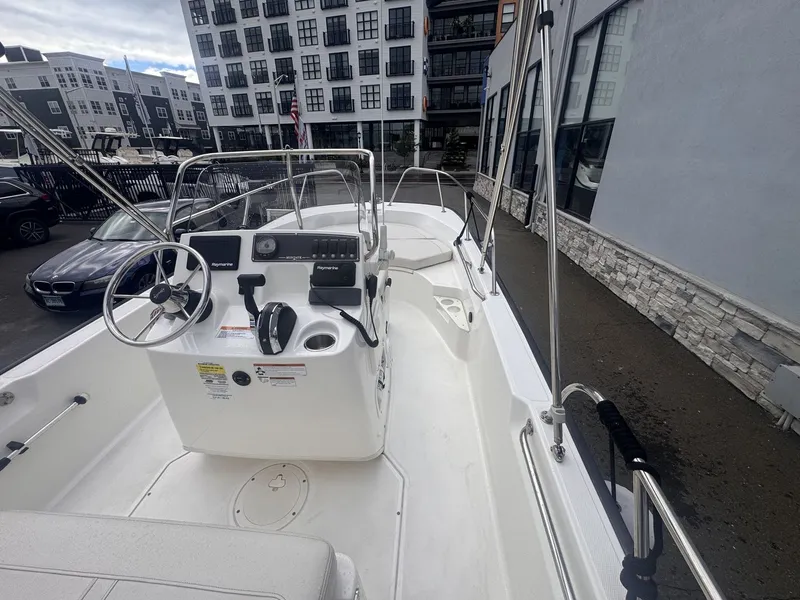 Slide: The Image of Boston Whaler 17 MONTAUK 2022 - 7