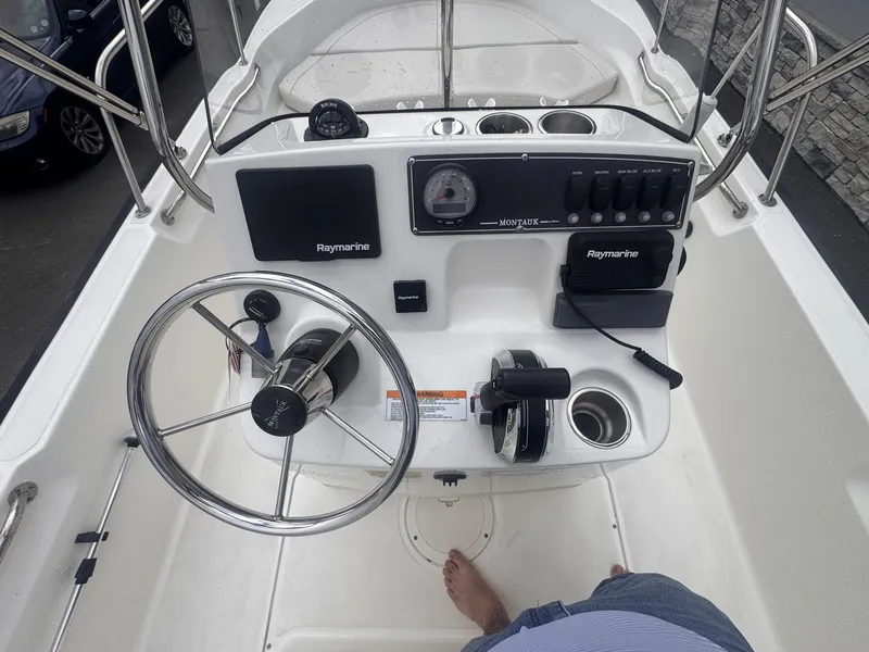 Slide: The Image of Boston Whaler 17 MONTAUK 2022 - 12