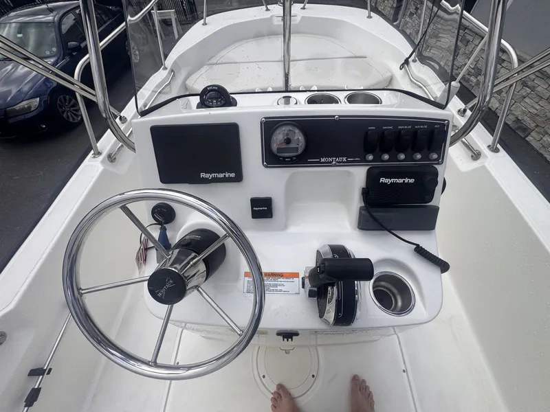 Slide: The Image of Boston Whaler 17 MONTAUK 2022 - 8