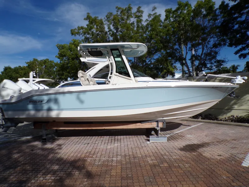 Slide: The Image of Boston Whaler 280 DAUNTLESS 2024 - 3