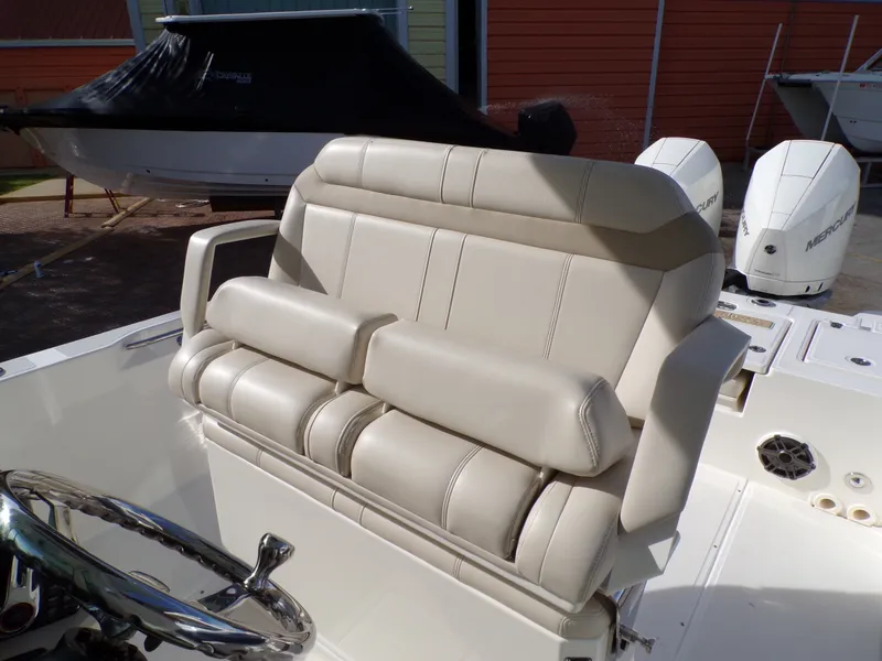 Slide: The Image of Boston Whaler 280 DAUNTLESS 2024 - 27