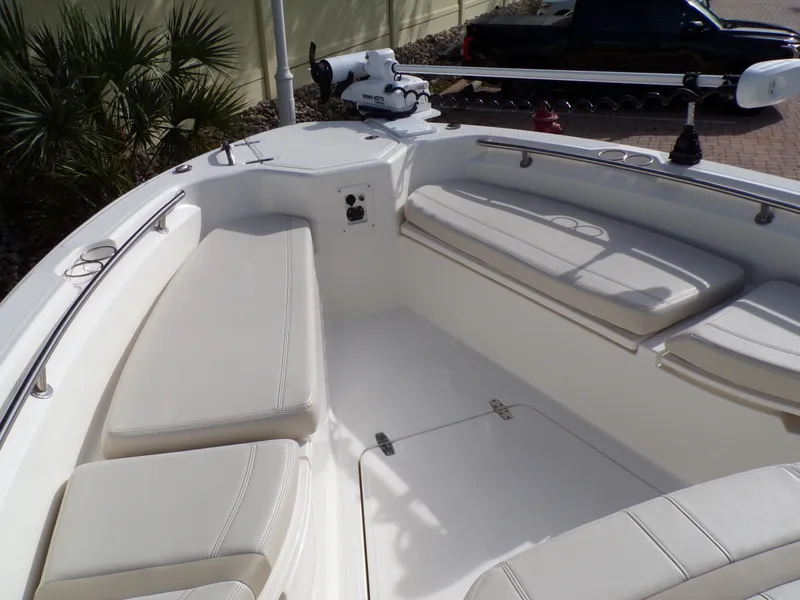 Slide: The Image of Boston Whaler 280 DAUNTLESS 2024 - 46