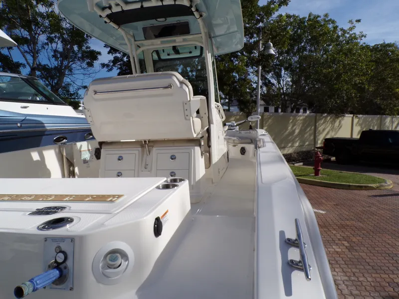 Slide: The Image of Boston Whaler 280 DAUNTLESS 2024 - 18
