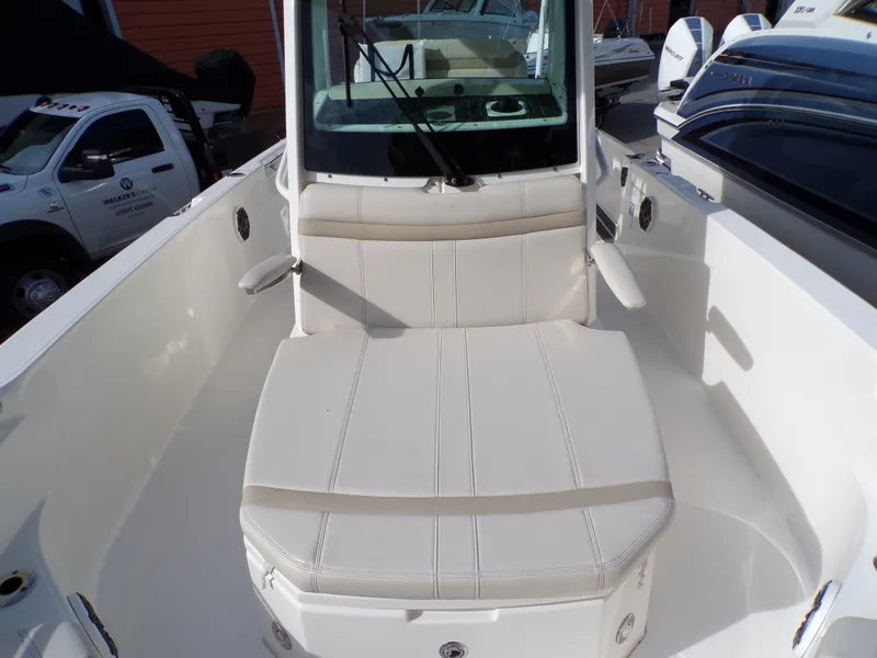 Slide: The Image of Boston Whaler 280 DAUNTLESS 2024 - 43