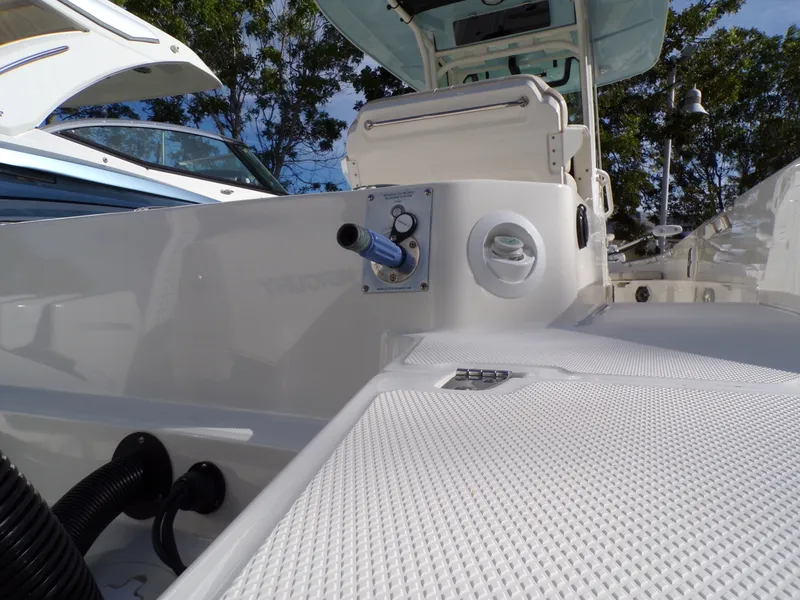 Slide: The Image of Boston Whaler 280 DAUNTLESS 2024 - 15