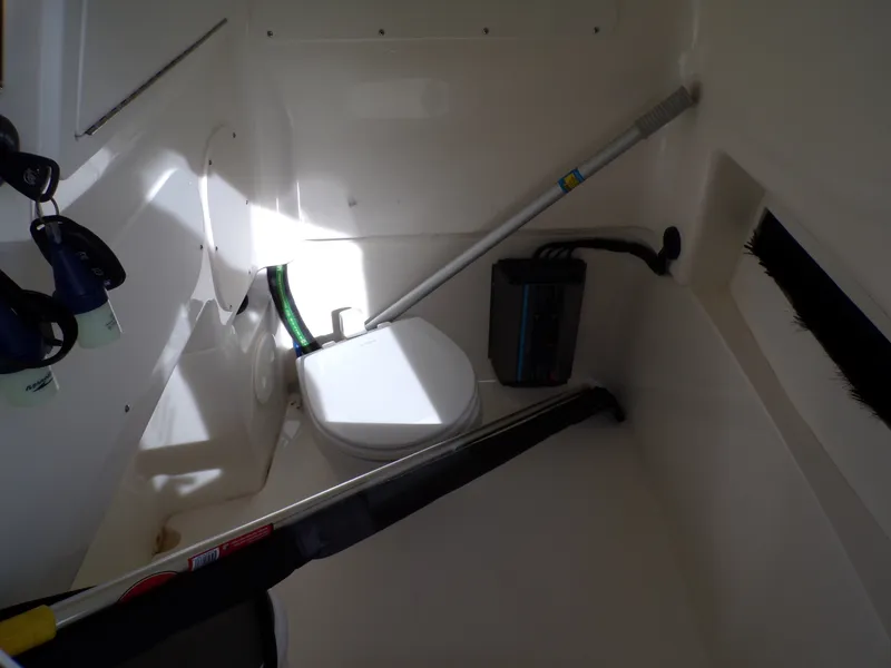 Slide: The Image of Boston Whaler 280 DAUNTLESS 2024 - 40