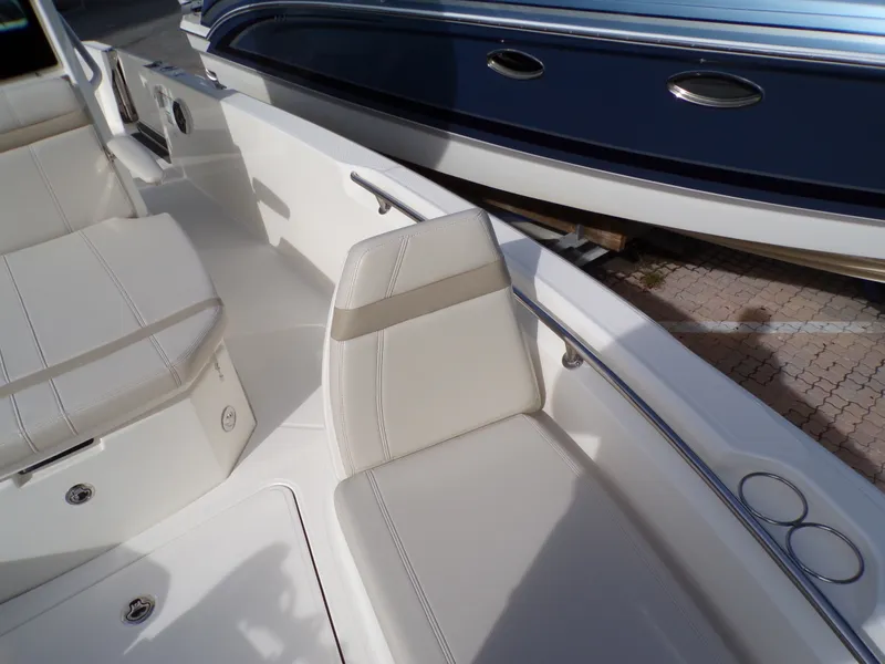 Slide: The Image of Boston Whaler 280 DAUNTLESS 2024 - 47