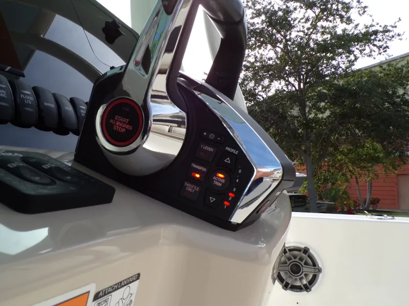 Slide: The Image of Boston Whaler 280 DAUNTLESS 2024 - 34