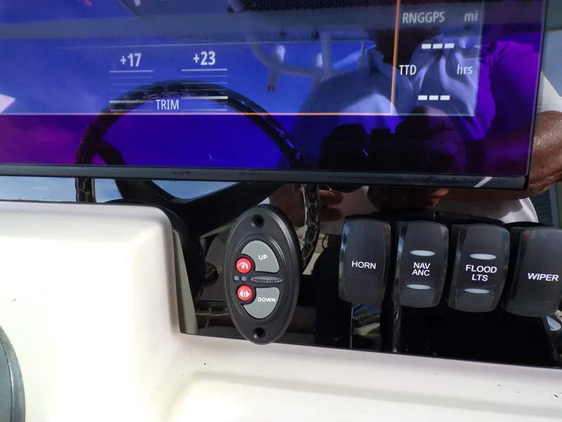 Slide: The Image of Boston Whaler 280 DAUNTLESS 2024 - 37
