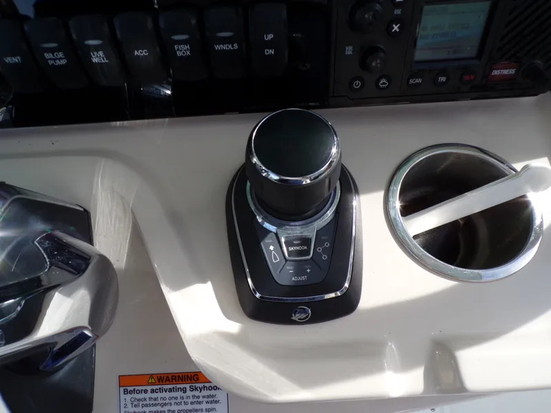 Slide: The Image of Boston Whaler 280 DAUNTLESS 2024 - 35