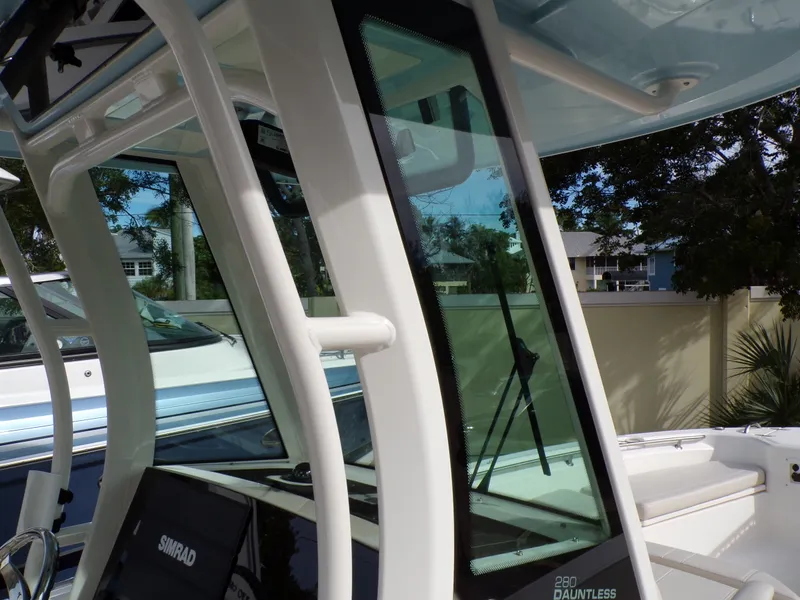 Slide: The Image of Boston Whaler 280 DAUNTLESS 2024 - 60