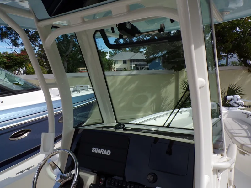 Slide: The Image of Boston Whaler 280 DAUNTLESS 2024 - 61