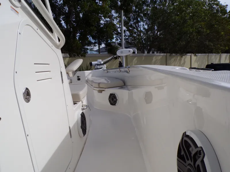 Slide: The Image of Boston Whaler 280 DAUNTLESS 2024 - 55
