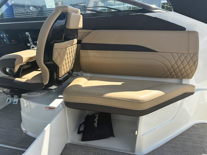 Slide: The Image of Sea Ray SLX 260 2027 - 18
