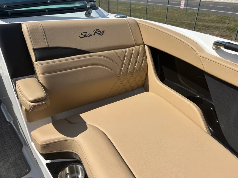 Slide: The Image of Sea Ray SLX 260 2027 - 37