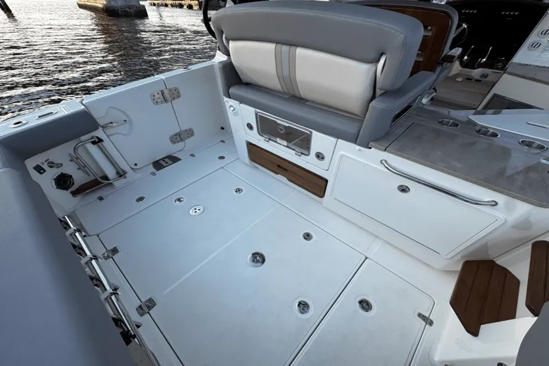 Slide: The Image of Boston Whaler 350 REALM 2025 - 15