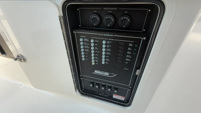 Slide: The Image of Boston Whaler 350 REALM 2025 - 52