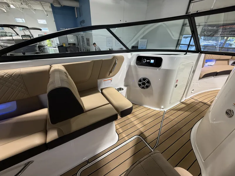 Slide: The Image of Sea Ray SDX 250 2027 - 14