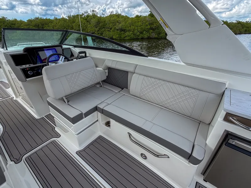 Slide: The Image of Sea Ray SDX 290 Outboard 2027 - 13