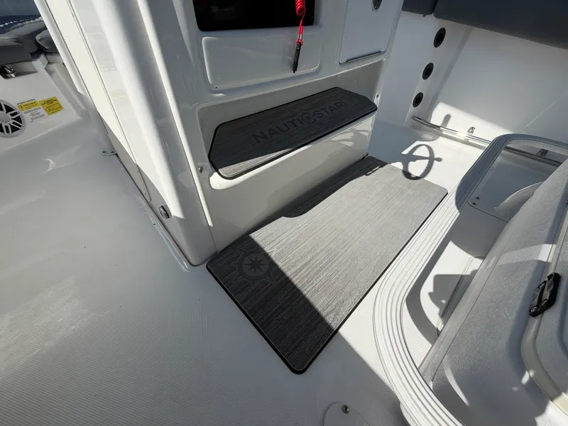 Slide: The Image of NauticStar 222L OFFSHORE 2024 - 27