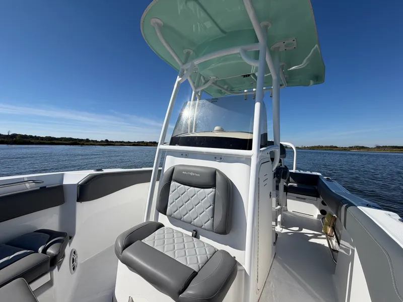 Slide: The Image of NauticStar 222L OFFSHORE 2024 - 14