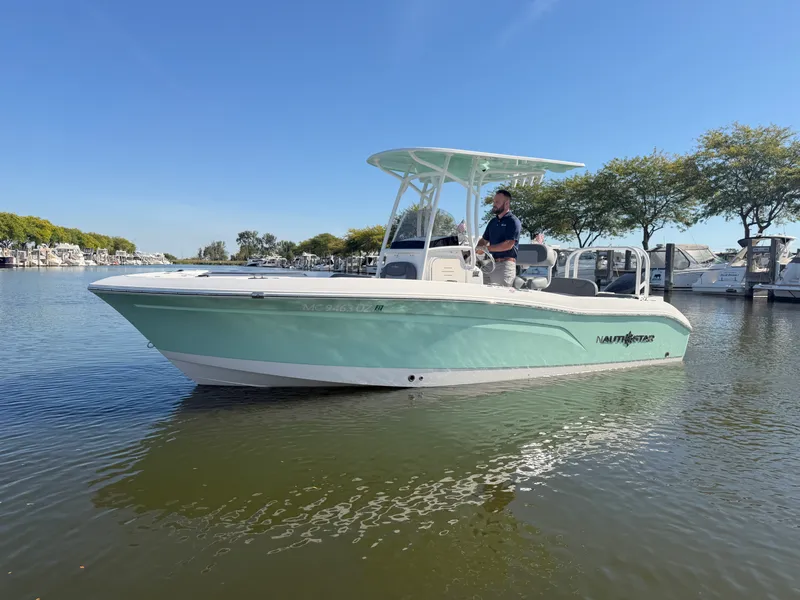 Slide: The Image of NauticStar 222L OFFSHORE 2024 - 1