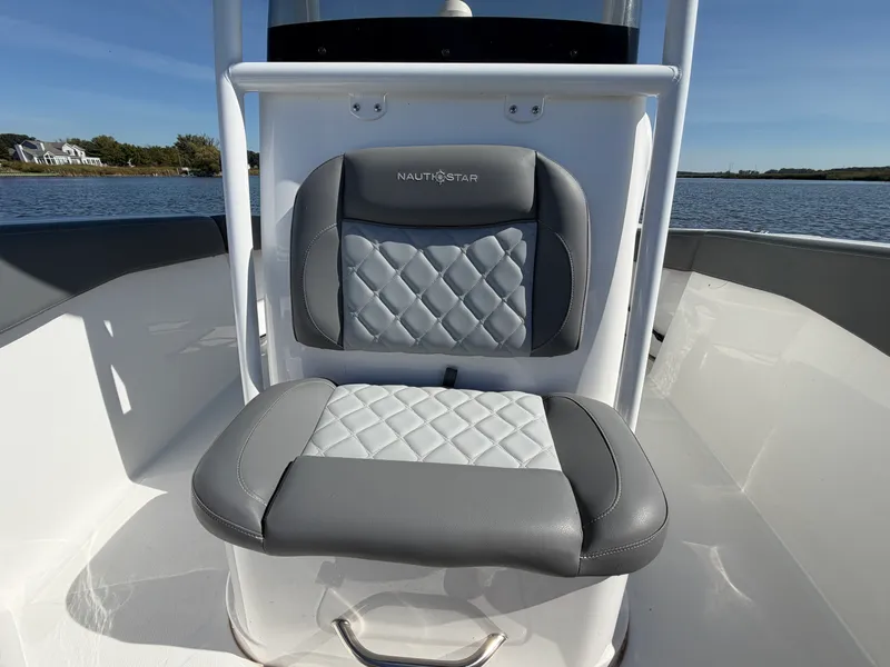 Slide: The Image of NauticStar 222L OFFSHORE 2024 - 15